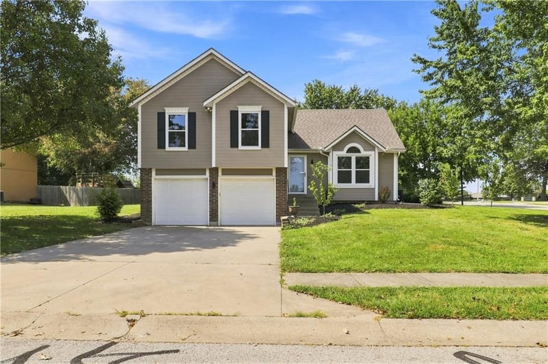 1702 Goose Creek Ct, Raymore, MO 64083