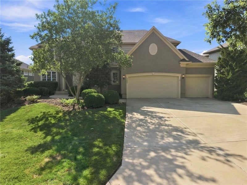 5427 W 164th Pl, Overland Park, KS 66085