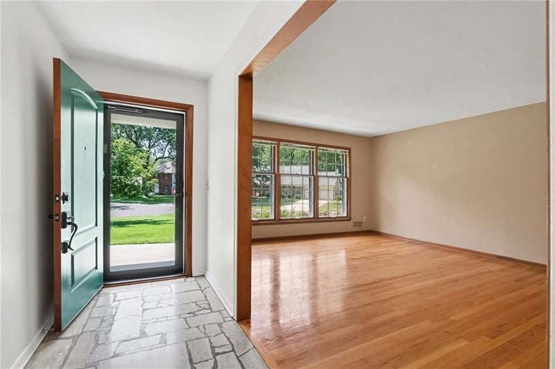 5716 W 97th Ter, Overland Park, KS 66207