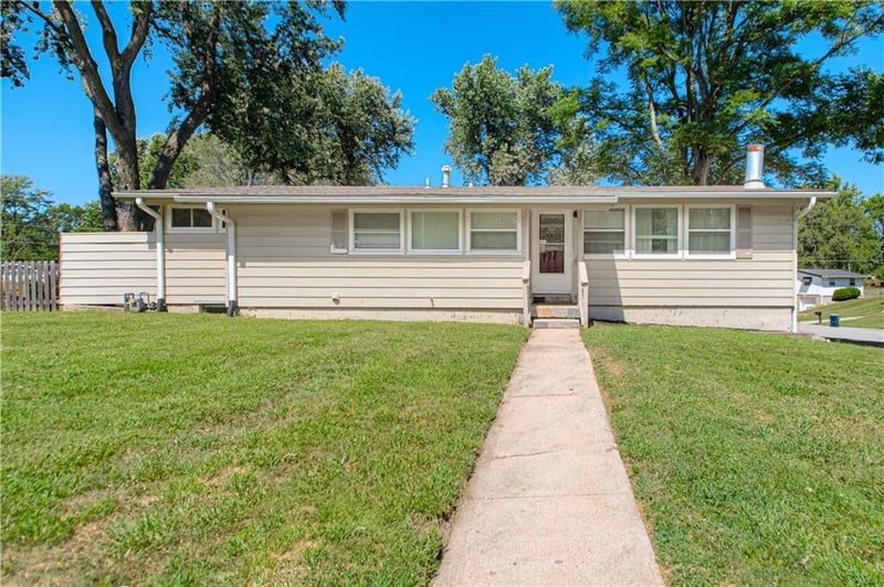 6904 NW Belvidere Pw, Kansas City, MO 64152