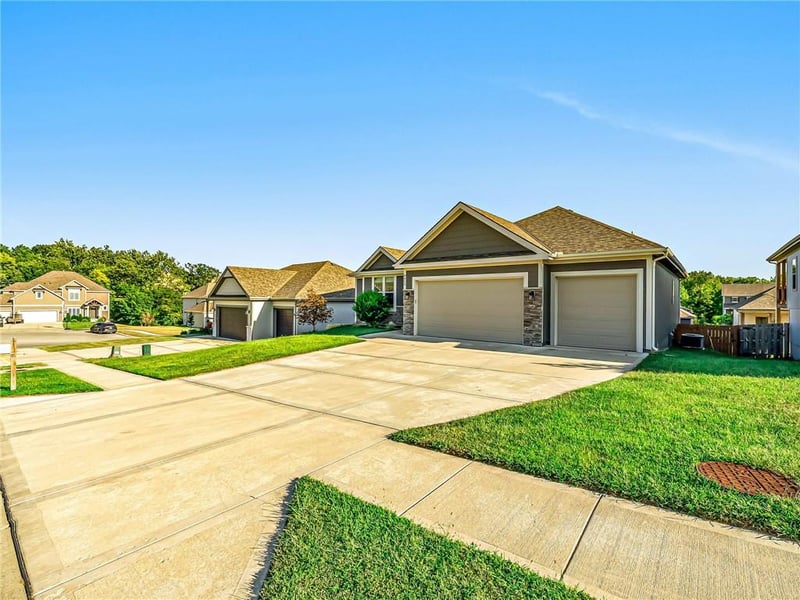 8615 NW 74th Ter, Kansas City, MO 64152