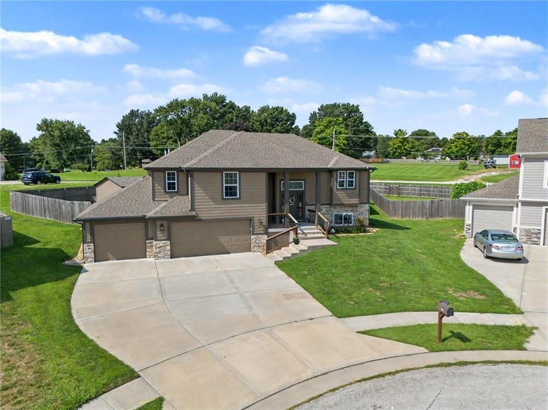 1401 NE 182nd St, Smithville, MO 64089