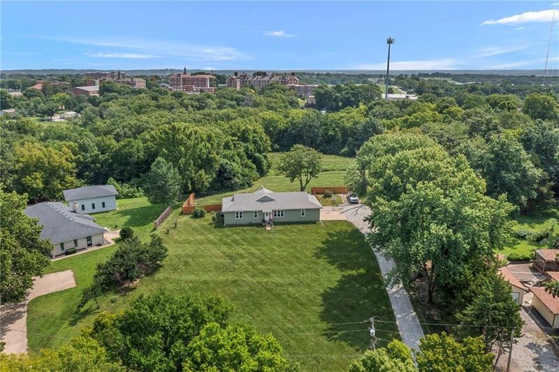4237 Lakeview Dr, Leavenworth, KS 66048