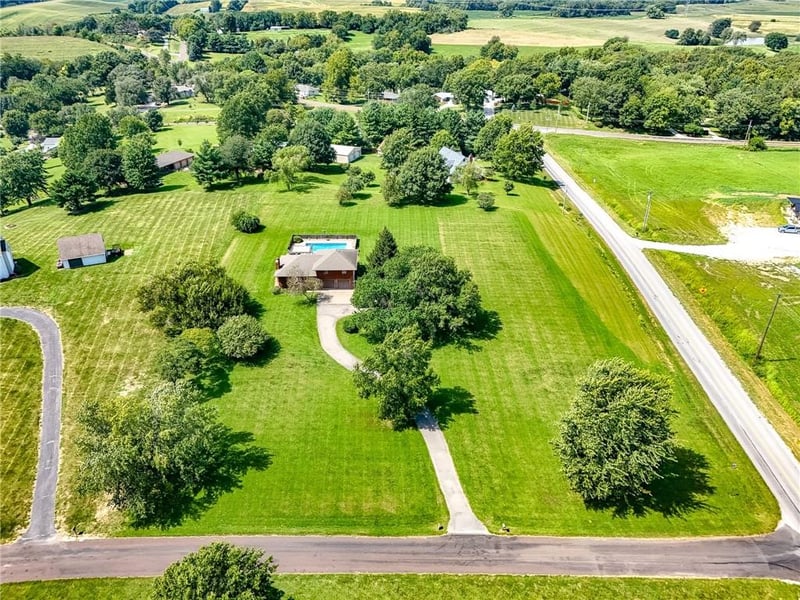 6 Delaney Dr, St Joseph, MO 64507