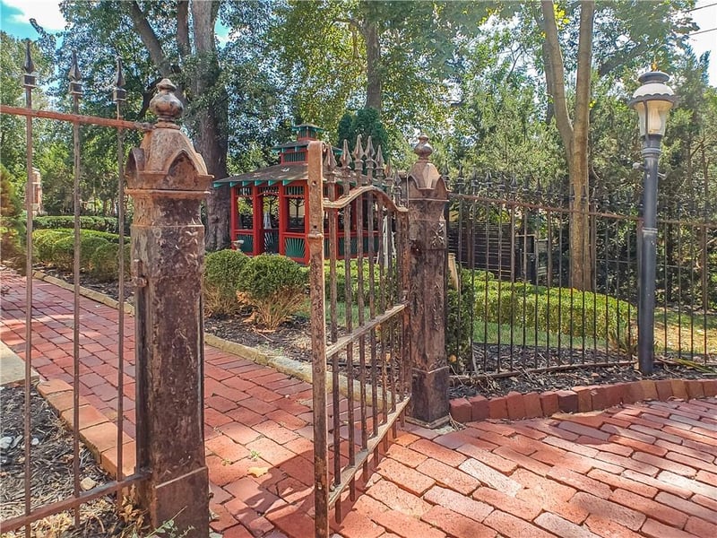 1235 W 64th St, Kansas City, MO 64113