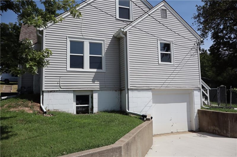 403 NE 41st St, Kansas City, MO 64116