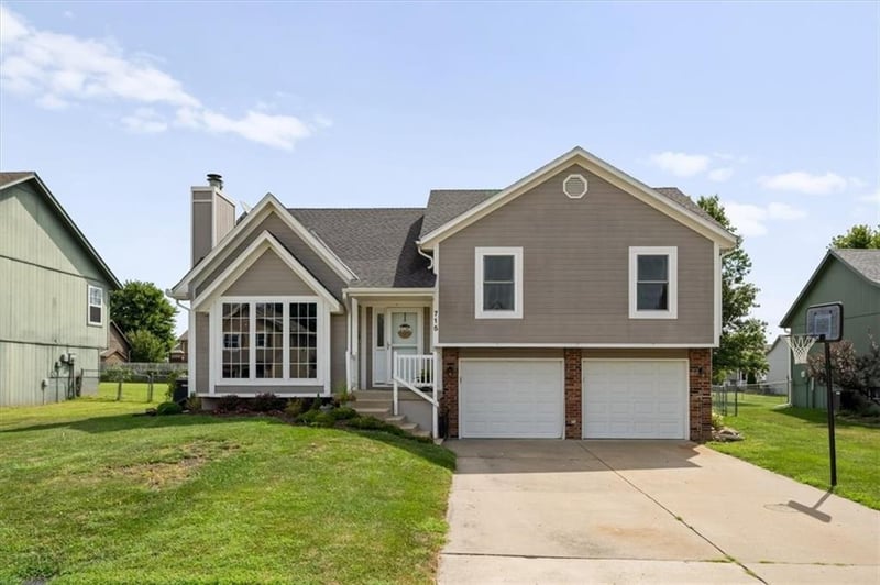 715 Shiloh Dr, Raymore, MO 64083