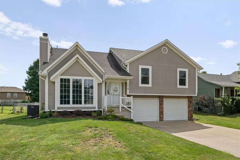 715 Shiloh Dr, Raymore, MO 64083
