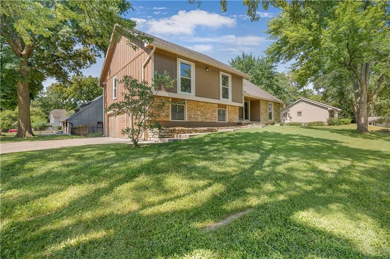 4377 SW Breezy Point Ln, Lee's Summit, MO 64082