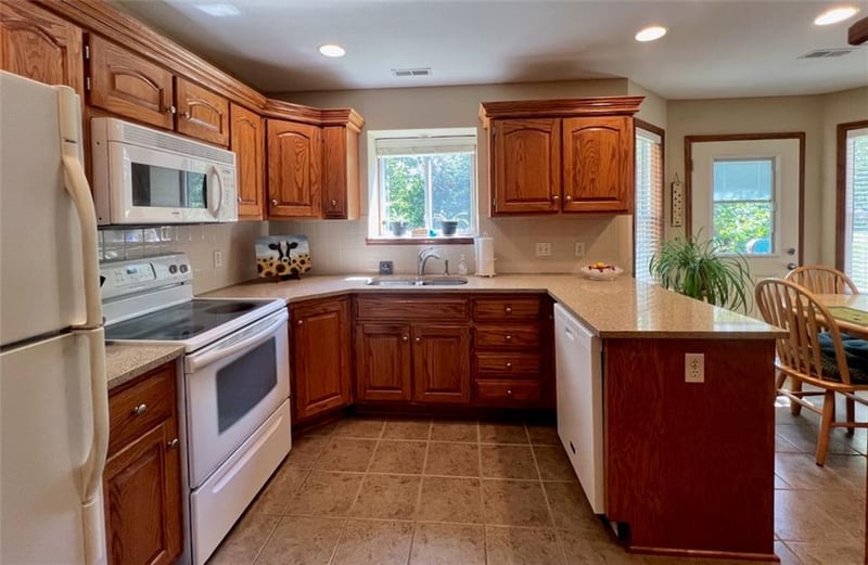 3807 Hunters Hill Dr, Lawrence, KS 66049