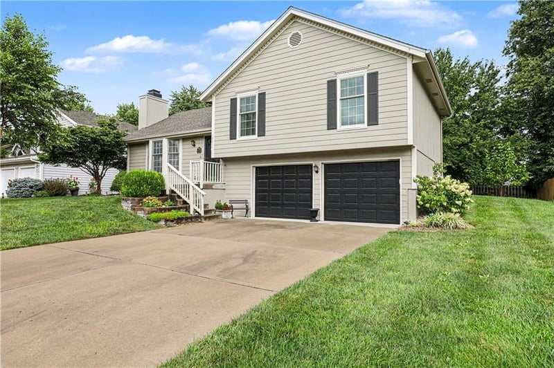 10011 N Highland Ter, Kansas City, MO 64155