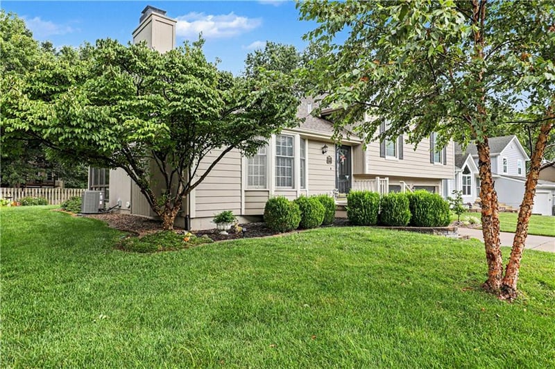 10011 N Highland Ter, Kansas City, MO 64155
