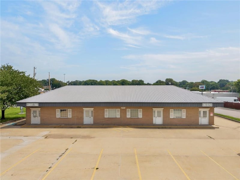 2601 S Hub Dr, Independence, MO 64055