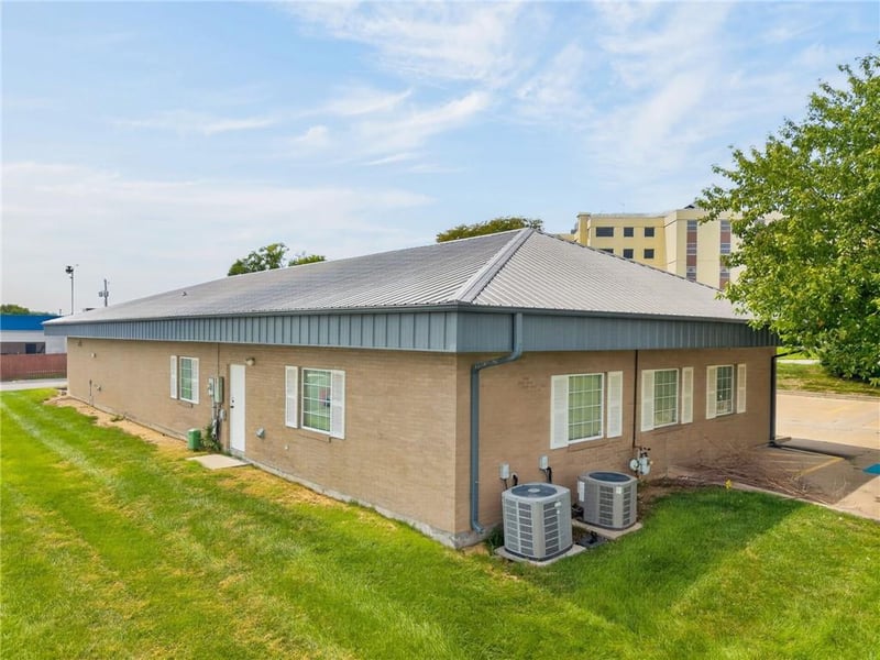 2601 S Hub Dr, Independence, MO 64055