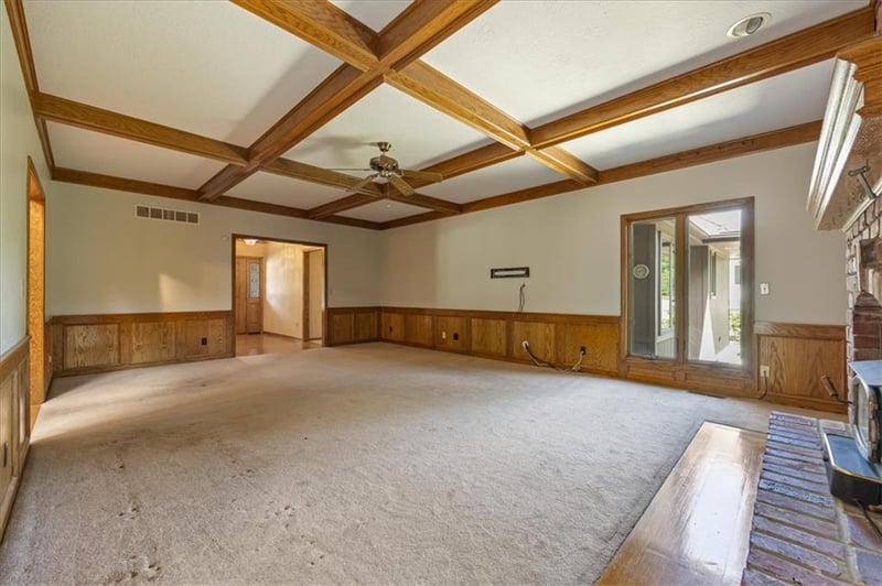 413 N Park Dr, Raymore, MO 64083