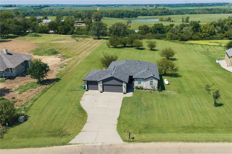 10037 Greenview Dr, Meriden, KS 66512