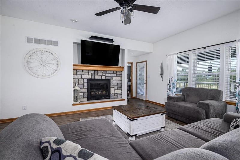 10037 Greenview Dr, Meriden, KS 66512