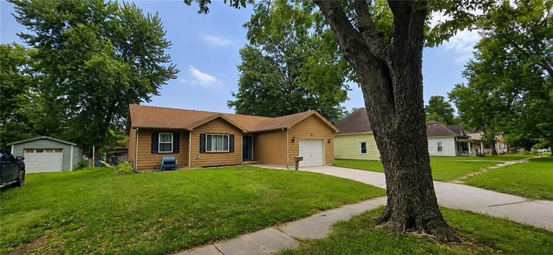 823 S Sycamore St, Ottawa, KS 66067