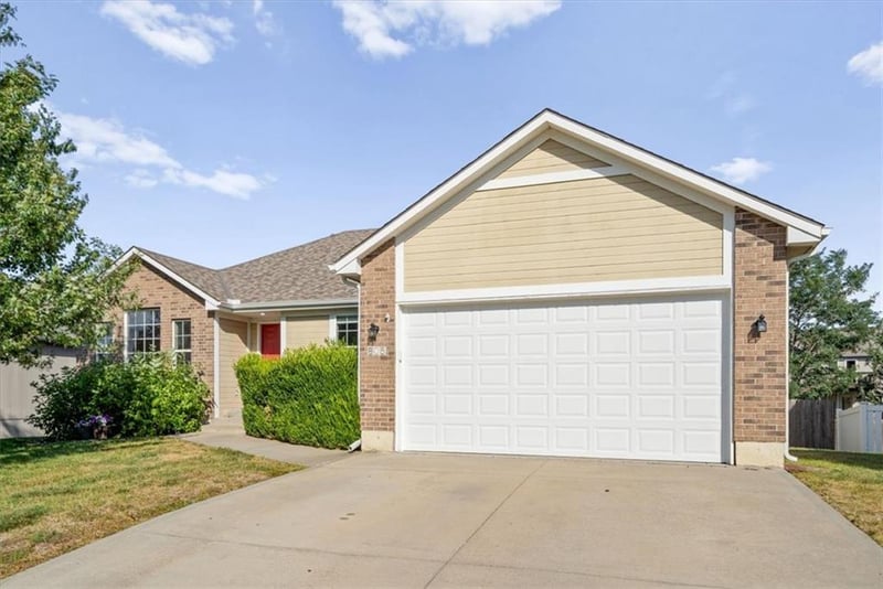 805 SW Bobcat St, Oak Grove, MO 64075