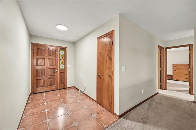 521 Karapat Dr, Kansas City, MO 64155
