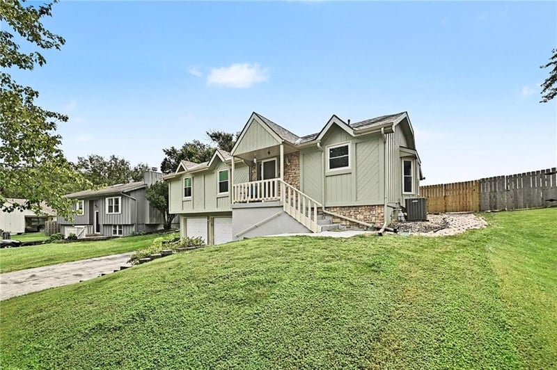 521 Karapat Dr, Kansas City, MO 64155