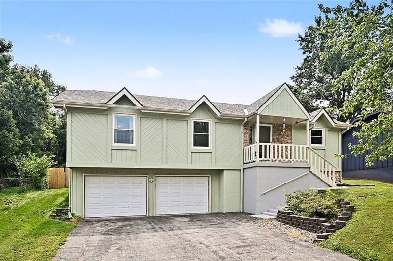 521 Karapat Dr, Kansas City, MO 64155