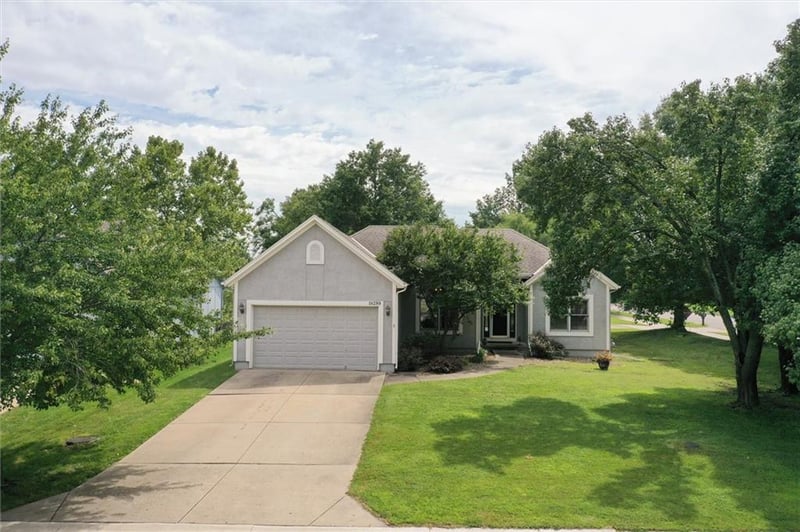 18299 W 155th Ter, Olathe, KS 66062