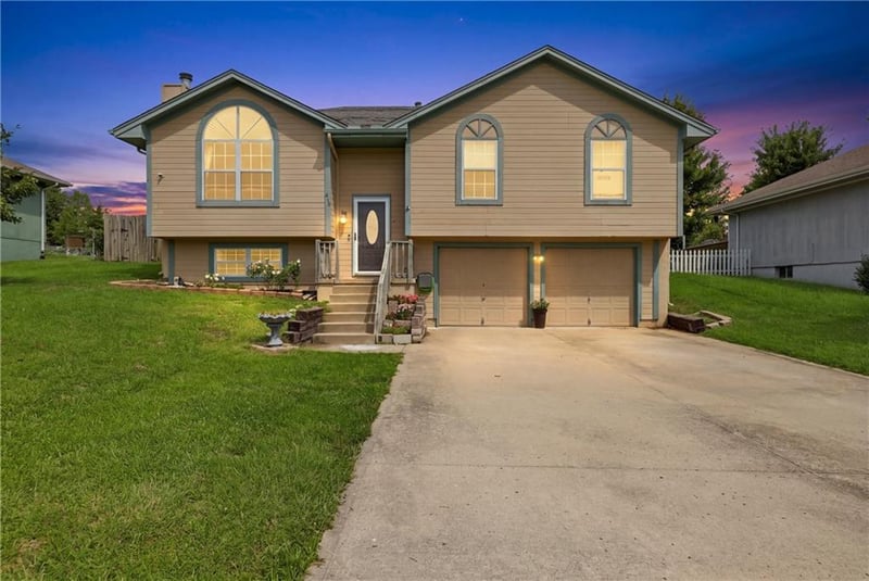 419 E Phillips St, Odessa, MO 64076