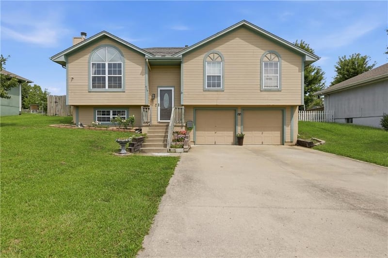 419 E Phillips St, Odessa, MO 64076