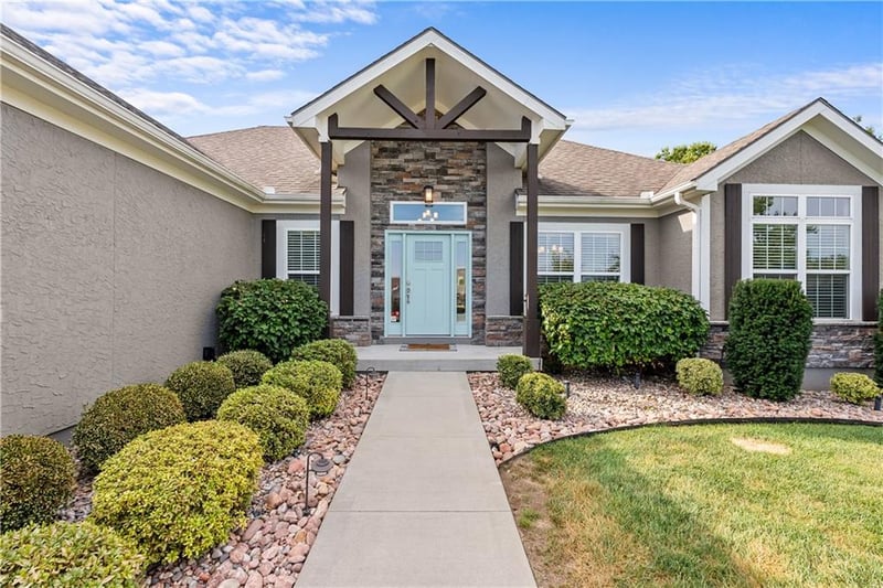 820 SE Cedrus Ln, Blue Springs, MO 64014