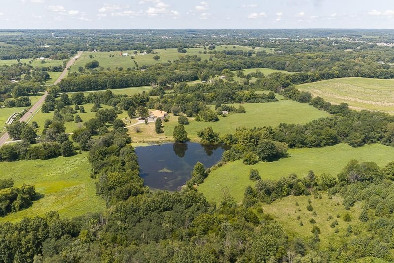 20100 Evans Rd, Tonganoxie, KS 66086