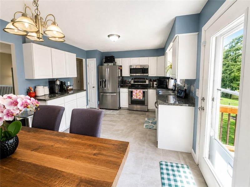 1209 NW Golfview Dr, Grain Valley, MO 64029