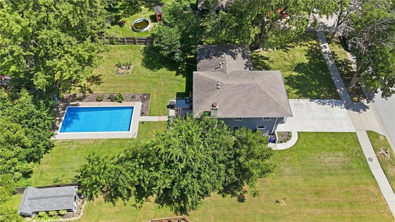 1002 E Willow Dr, Olathe, KS 66061