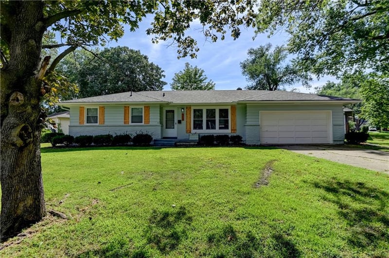 512 NW Lakeview Rd, Blue Springs, MO 64014