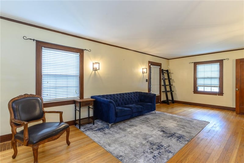 6842 Metcalf Ave, Overland Park, KS 66204