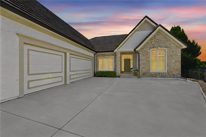 6605 Royal Ct, Parkville, MO 64152