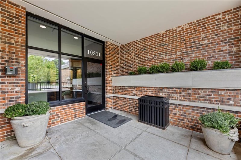 10511 Mission Rd #302, Leawood, KS 66206