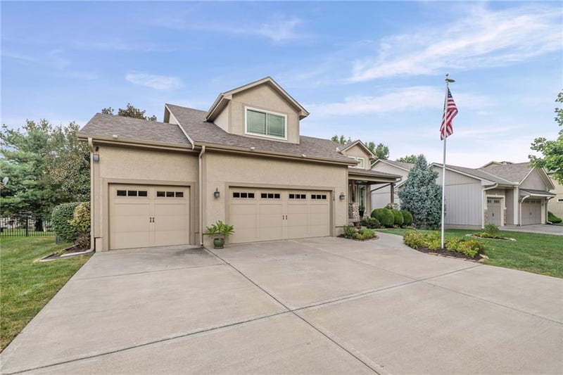 7108 Aminda St, Shawnee, KS 66227