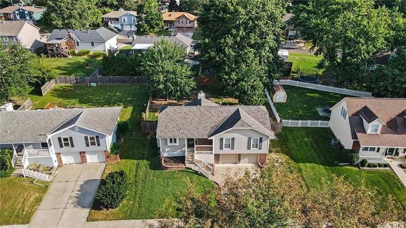 107 NW Leann Dr, Blue Springs, MO 64014