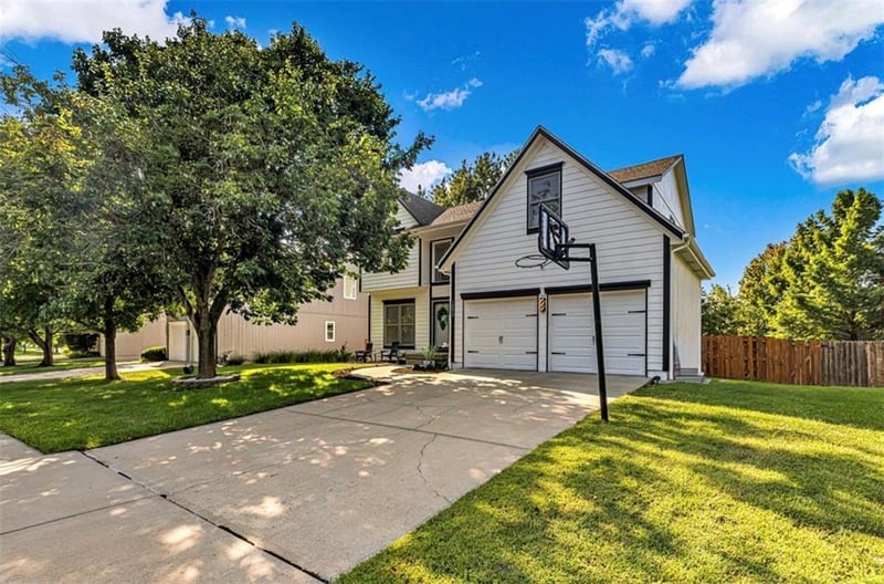 16612 W 154 St, Olathe, KS 66062
