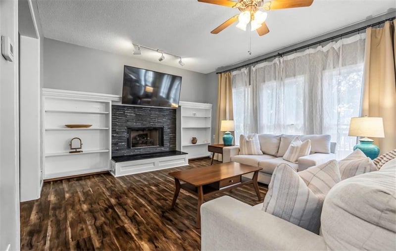 16612 W 154 St, Olathe, KS 66062