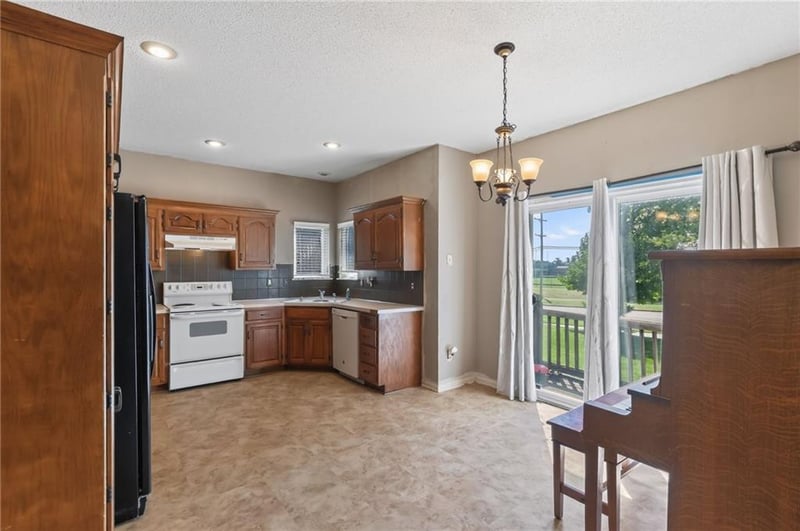 15780 S Bradley Dr, Olathe, KS 66062