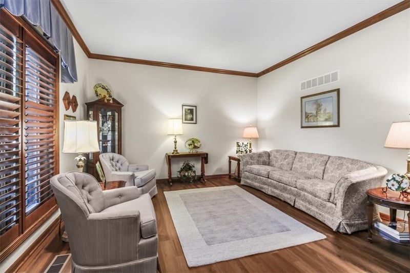 4900 Whitney Dr, Independence, MO 64055