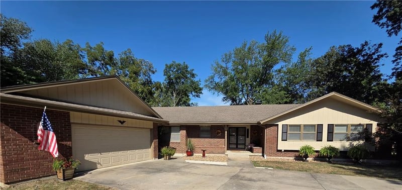 900 Holly Ave, Harrisonville, MO 64701