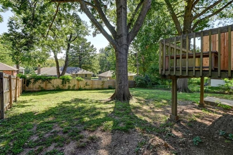 3913 S Milton Dr, Independence, MO 64055