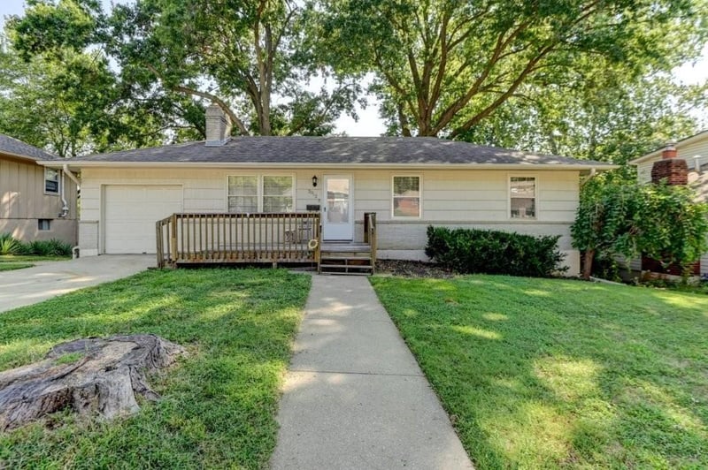 3913 S Milton Dr, Independence, MO 64055