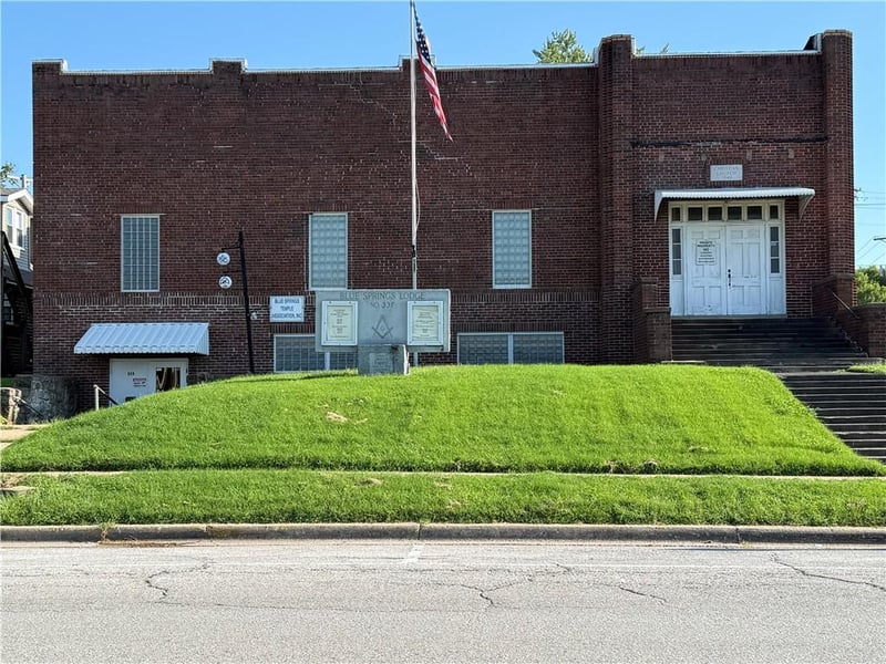 908 W Main St, Blue Springs, MO 64015