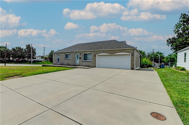 218 SW Opal Dr, Lee's Summit, MO 64081