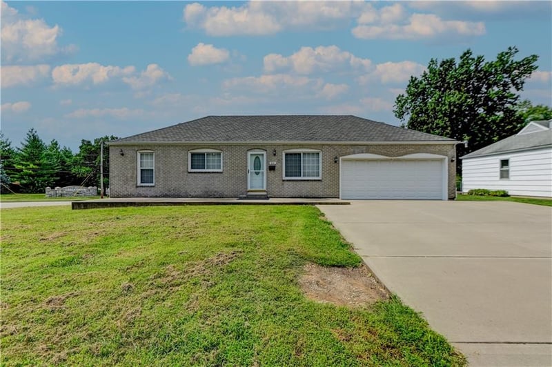 218 SW Opal Dr, Lee's Summit, MO 64081