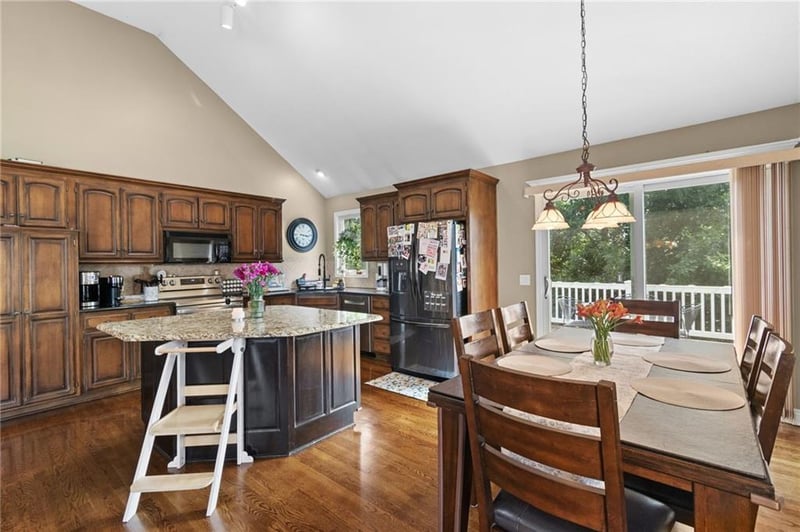 405 SW Gentry Ln, Lee's Summit, MO 64081
